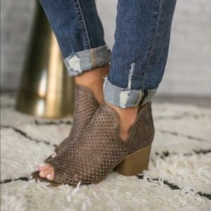 Nature Breeze Muse 27 Dark Taupe *NEVER WORN*